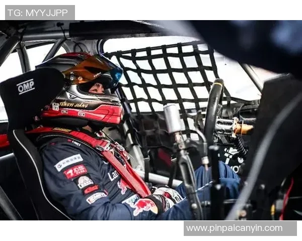 足球明星归乡瞬间真实记录展现温情与荣耀的完美结合